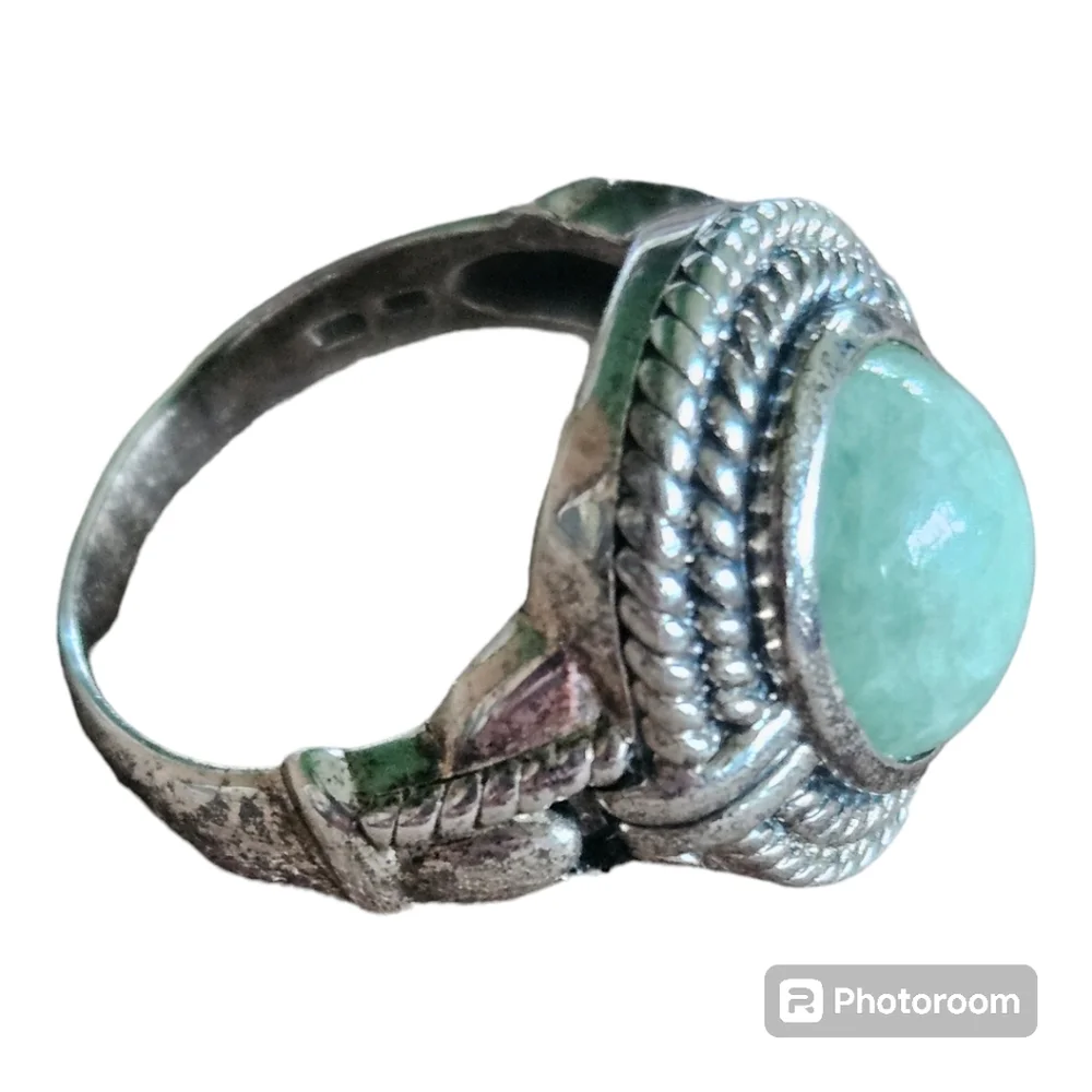 Green Jade and Sterling Silver Ring - Picture 2 of 5